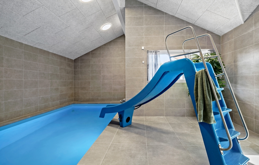 Sommerhus 638 er indrettet med en lækker poolafdeling med vandrutsjebane, dejlig stor indbygget spabad og sauna