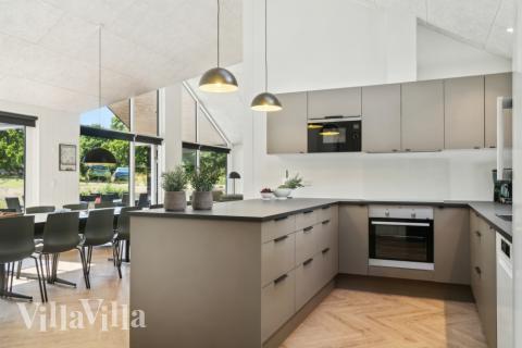 Køkkenet i luksushus nr. 640 er udstyrret, så I let kan lave mad til 14 personer.