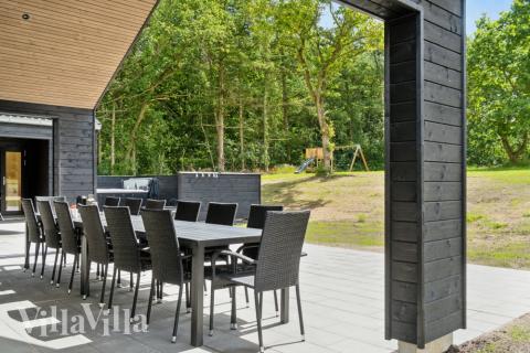 På terrassen i sommerhus nr. 640 er der plads til 14 personer.