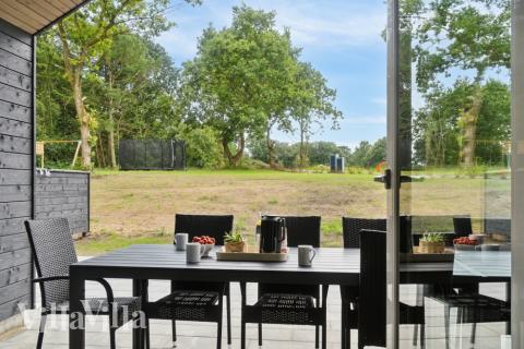 Nyd en grillaften på terrassen i luksushus nr. 640 i Østjylland
