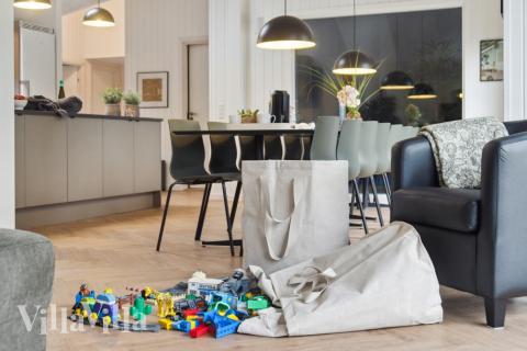 Det store lyse opholdrum i luksushus nr. 640 til 14.