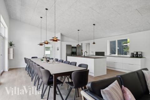 I kan sagtens side 20 personer sammen i sommerhusets opholdsrum, når I besøger luksushus 641 i Nordsjælland.