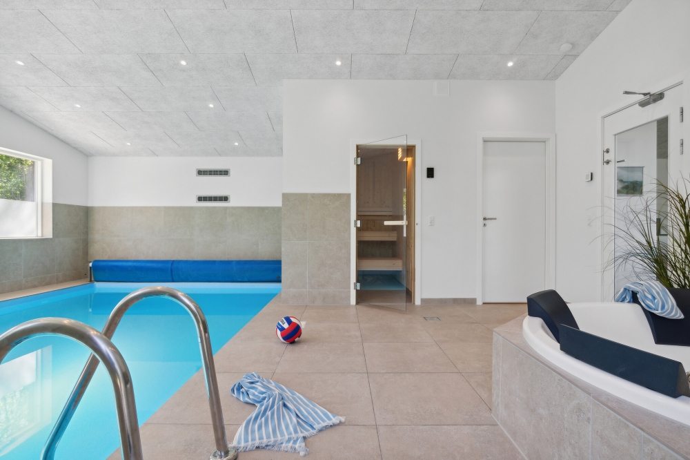 Sommerhus 641 er indrettet med en lækker poolafdeling med vandrutsjebane, dejlig stor indbygget spabad og sauna