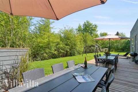 På terrassen i sommerhus nr. 641 er der plads til 20 personer.