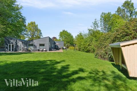 I det attraktive aktivitesrum i luksushus nr. 641 i Nordsjælland  er der masser af udendørs aktiviteter, f.eks. legetårn og gynge