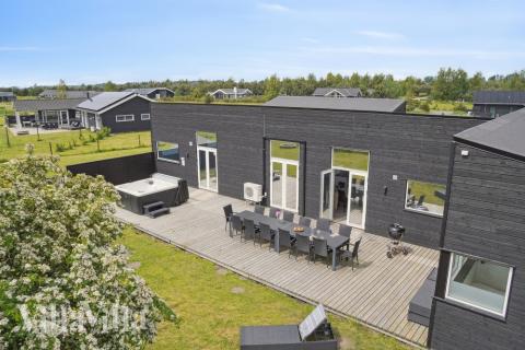 Dette skønne poolhus nr. 642 med plads til 16 personer ligger i Lolland/Falster/Møn