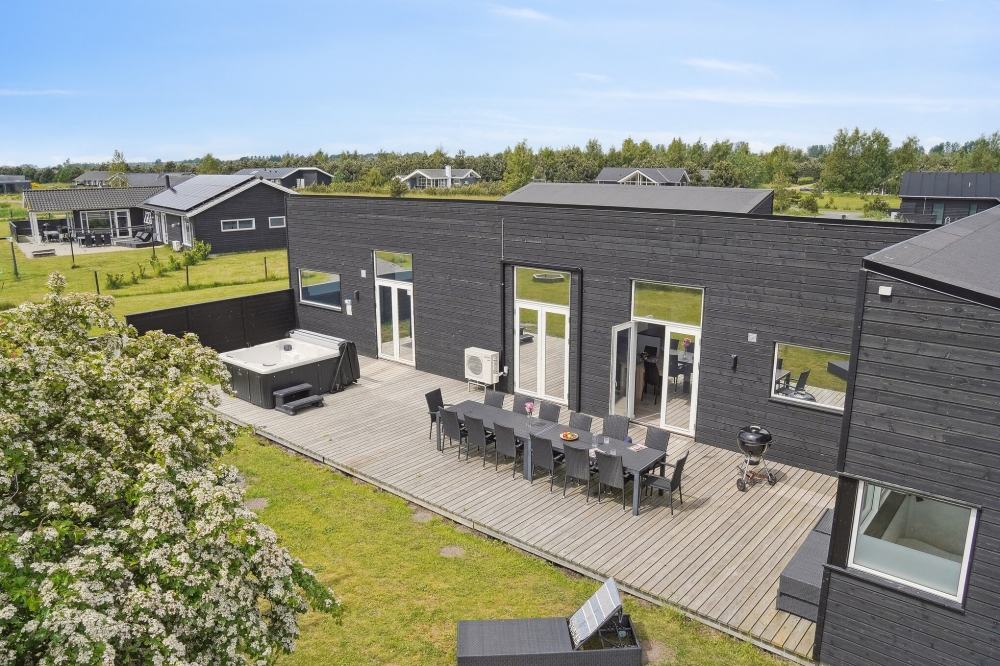 Dette skønne poolhus nr. 642 med plads til 16 personer ligger i Lolland/Falster/Møn