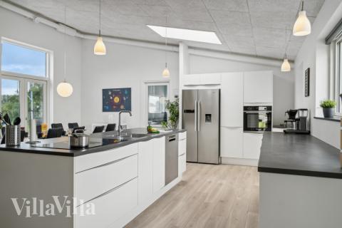 Køkkenet i luksushus nr. 642 er udstyrret, så I let kan lave mad til 16 personer.