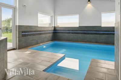 Sommerhus 642 er indrettet med en lækker poolafdeling med vandrutsjebane, dejlig stor indbygget spabad og sauna