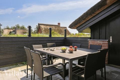 Nyd en grillaften på terrassen i luksushus nr. 643 i Vestjylland