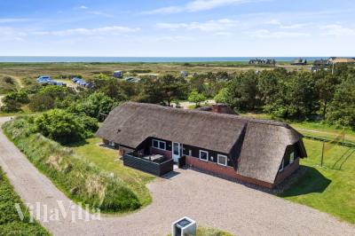 Dette skønne poolhus nr. 643 med plads til 10 personer ligger i Vestjylland
