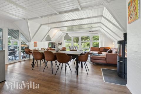 Det store lyse opholdrum i luksushus nr. 643 til 10.