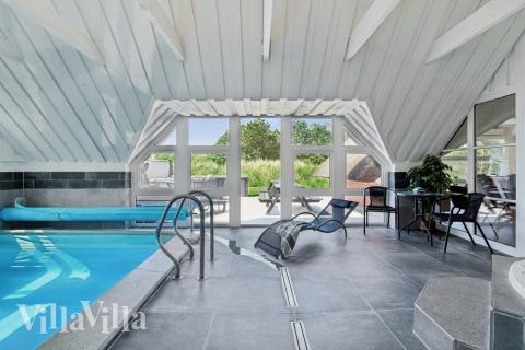 Sommerhus 643 er indrettet med en lækker poolafdeling med vandrutsjebane, dejlig stor indbygget spabad og sauna