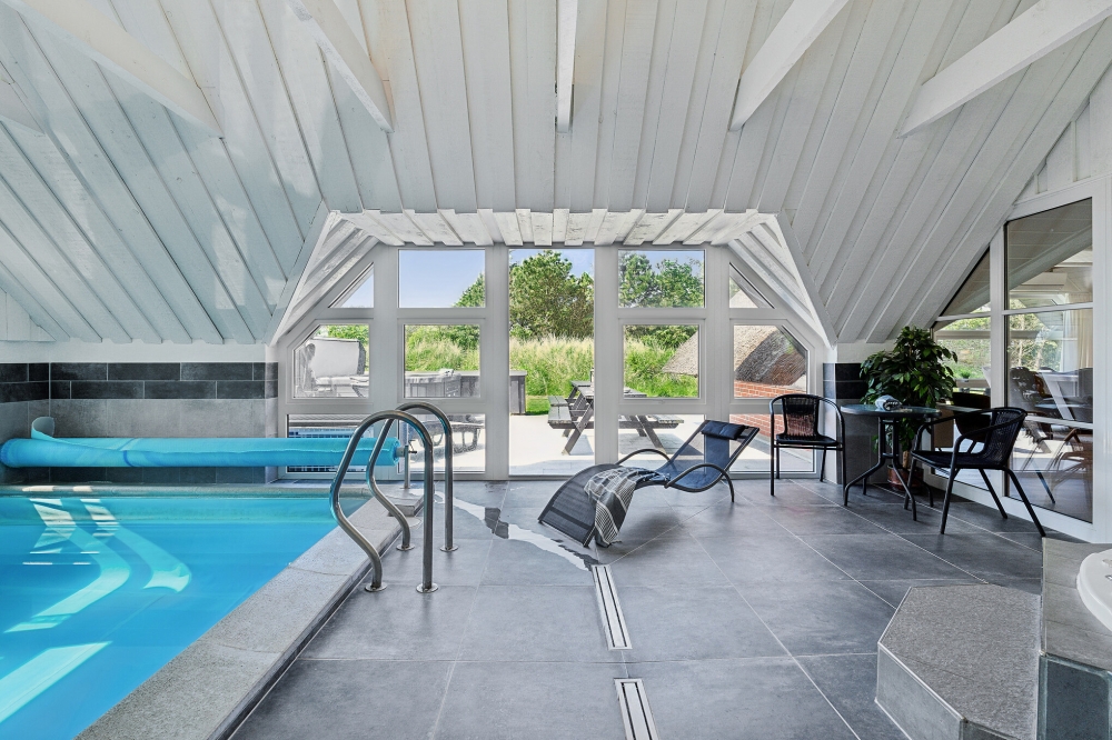Sommerhus 643 er indrettet med en lækker poolafdeling med vandrutsjebane, dejlig stor indbygget spabad og sauna