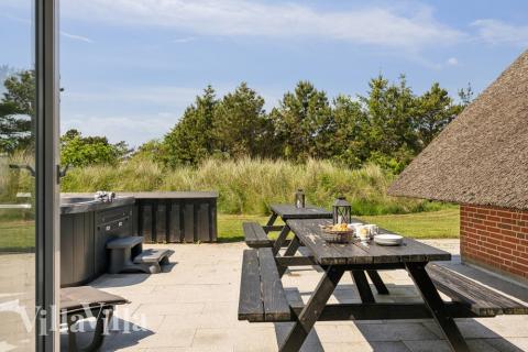 På terrassen i sommerhus nr. 643 er der plads til 10 personer.