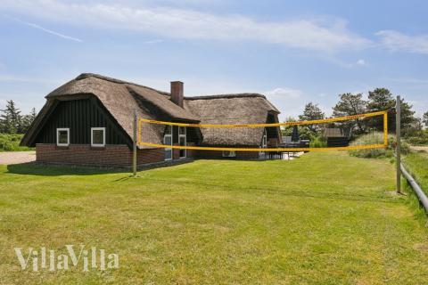 I det attraktive aktivitesrum i luksushus nr. 643 i Vestjylland  er der masser af udendørs aktiviteter, f.eks. legetårn og gynge