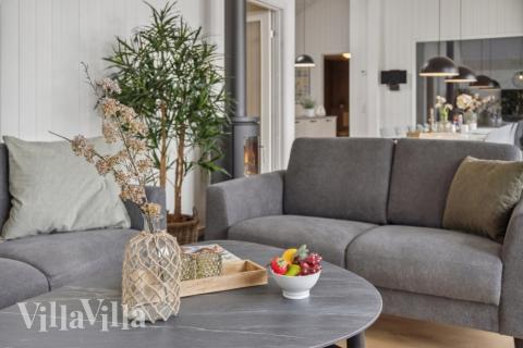 Sofaen i luksushus 644 i Lolland/Falster/Møn indbyder til brætspil eller at se en film sammen.