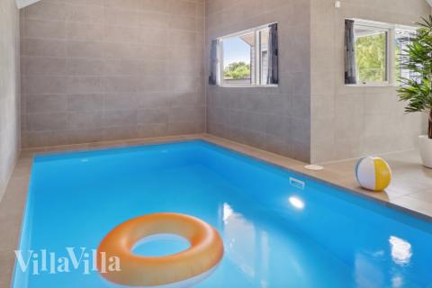Sommerhus 644 er indrettet med en lækker poolafdeling med vandrutsjebane, dejlig stor indbygget spabad og sauna