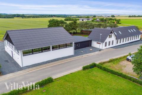 Dette skønne poolhus nr. 645 med plads til 40 personer ligger i Limfjorden