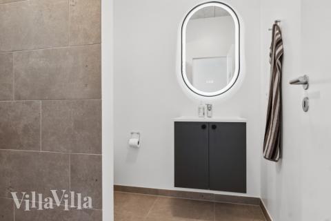 Der er bad med brus i luksushus nr. 645 til 40 personer.