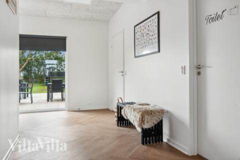 Den rummelige entre i luksushus nr. 645 i Limfjorden