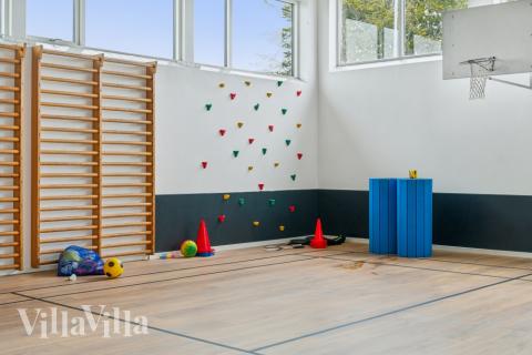 Ud over de mange timer, man kan bruge i husets pool-afdeling, så byder luksushus 645 også på billard/bordtennis og dart