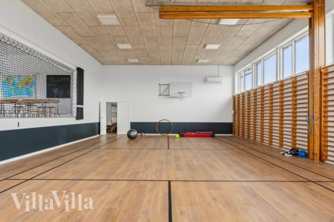 Luksushus 645 til 40 personer byder på et stort aktivitetsrum med bl.a. billard og dart