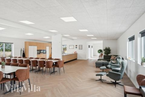 Det store lyse opholdrum i luksushus nr. 645 til 40.