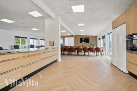 Køkkenet i luksushus nr. 645 er udstyrret, så I let kan lave mad til 40 personer.