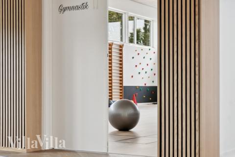 Dyst i sommerhusets aktivitetsrum, når I besøger luksushus nr. 645 i Limfjorden.