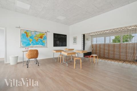 Sofaen i luksushus 645 i Limfjorden indbyder til brætspil eller at se en film sammen.