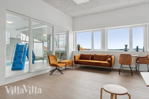 Der er mulighed for hygge i sommerhusets sofaarrangement, når I besøger luksushus nr. 645