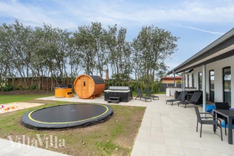 I det attraktive aktivitesrum i luksushus nr. 645 i Limfjorden  er der masser af udendørs aktiviteter, f.eks. legetårn og gynge