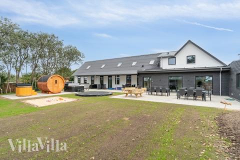 I Limfjorden ligger dette fine poolhus nr. 645 med plads til 40 personer.