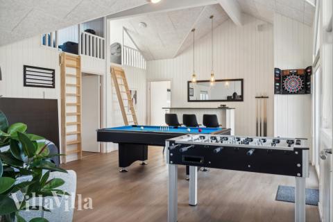 Luksushus 646 til 18 personer byder på et stort aktivitetsrum med bl.a. billard og dart