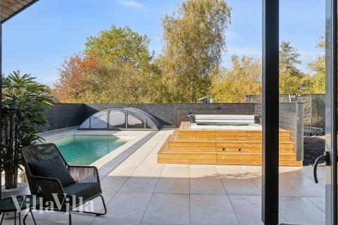 Sommerhus 646 er indrettet med en lækker poolafdeling med vandrutsjebane, dejlig stor indbygget spabad og sauna