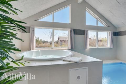 Nyd varmen i spaen i luksushus nr. 802 i Østjylland