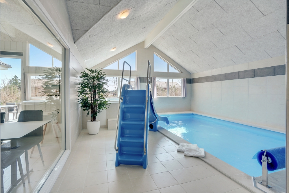 Sommerhus 802 er indrettet med en lækker poolafdeling med vandrutsjebane, dejlig stor indbygget spabad og sauna