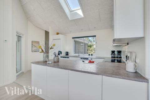 Køkkenet i luksushus nr. 802 er udstyrret, så I let kan lave mad til 16 personer.