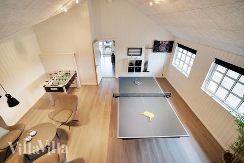 Aktivitetsrum i luksushus nr. 810 med 7 soveværelser og plads til 18 personer.