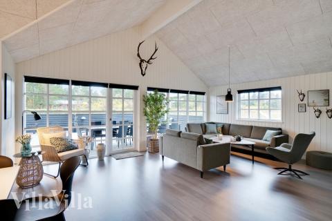 Det store lyse opholdrum i luksushus nr. 810 til 18.