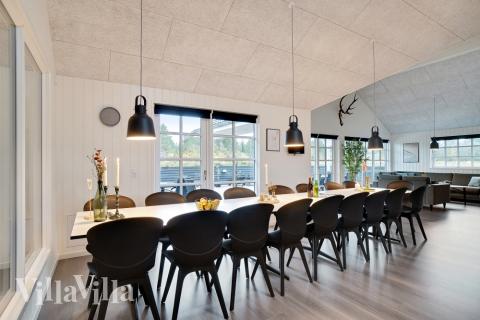 Køkkenet i luksushus nr. 810 er udstyrret, så I let kan lave mad til 18 personer.