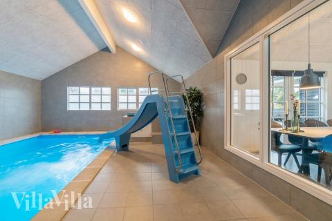 Den lækre pool i luksushuse nr. 810 til 18 personer