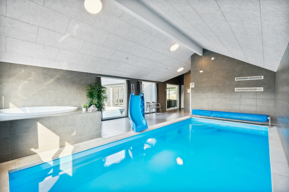 Sommerhus 814 er indrettet med en lækker poolafdeling med vandrutsjebane, dejlig stor indbygget spabad og sauna