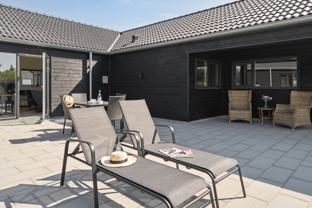 Luksushus nr. 816 har en dejlig terrasse med gode havemøbler til 20 personer.