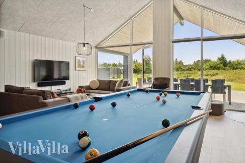 Luksushus 816 til 20 personer byder på et stort aktivitetsrum med bl.a. billard og dart