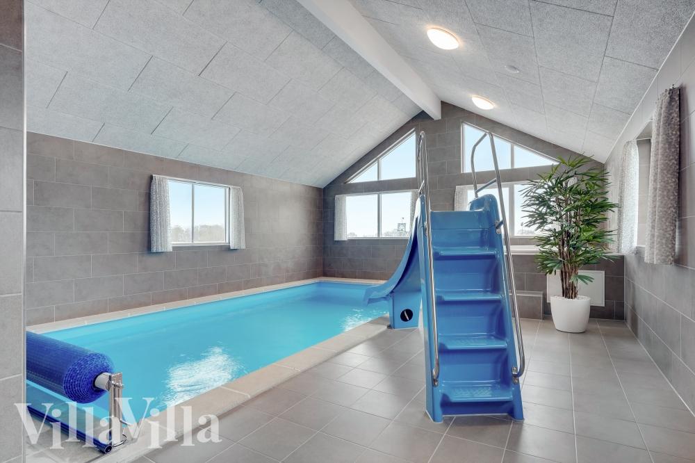 Den lækre pool i luksushuse nr. 816 til 20 personer