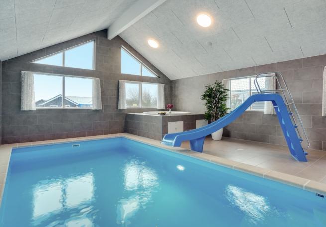 Sommerhus 816 er indrettet med en lækker poolafdeling med vandrutsjebane, dejlig stor indbygget spabad og sauna
