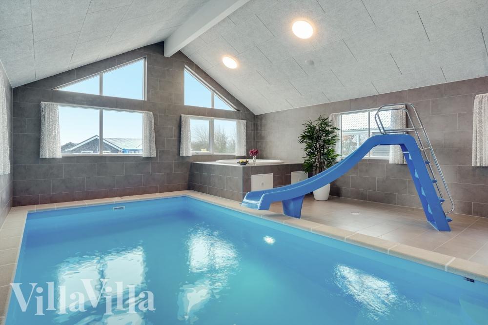 Sommerhus 816 er indrettet med en lækker poolafdeling med vandrutsjebane, dejlig stor indbygget spabad og sauna