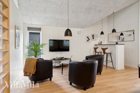 Luksushus 818 til 16 personer byder på et stort aktivitetsrum med bl.a. billard og dart